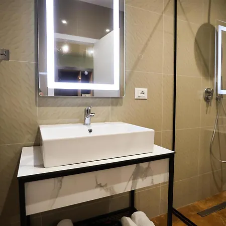 Western The Met 4*