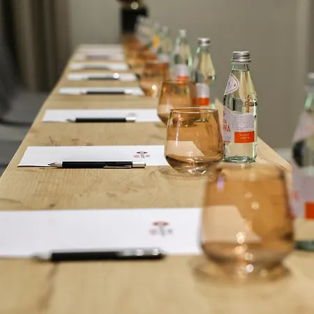 Western The Met Тирана